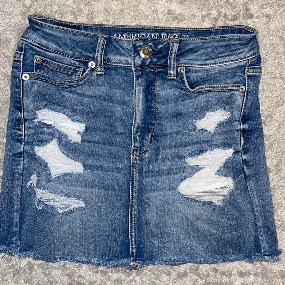 Women’s American Eagle distressed jean skirt